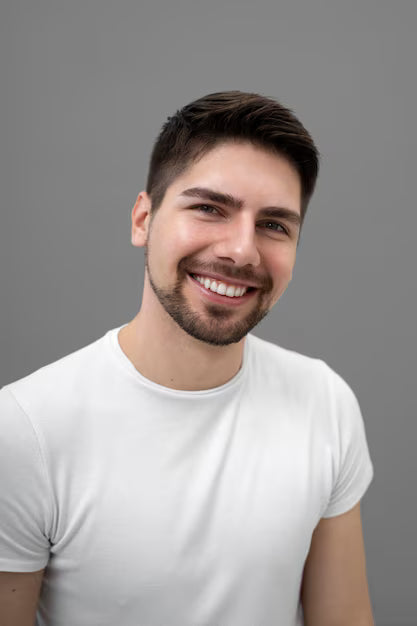 files/homem-bonito-posando-e-sorrindo_23-2149396133.jpg